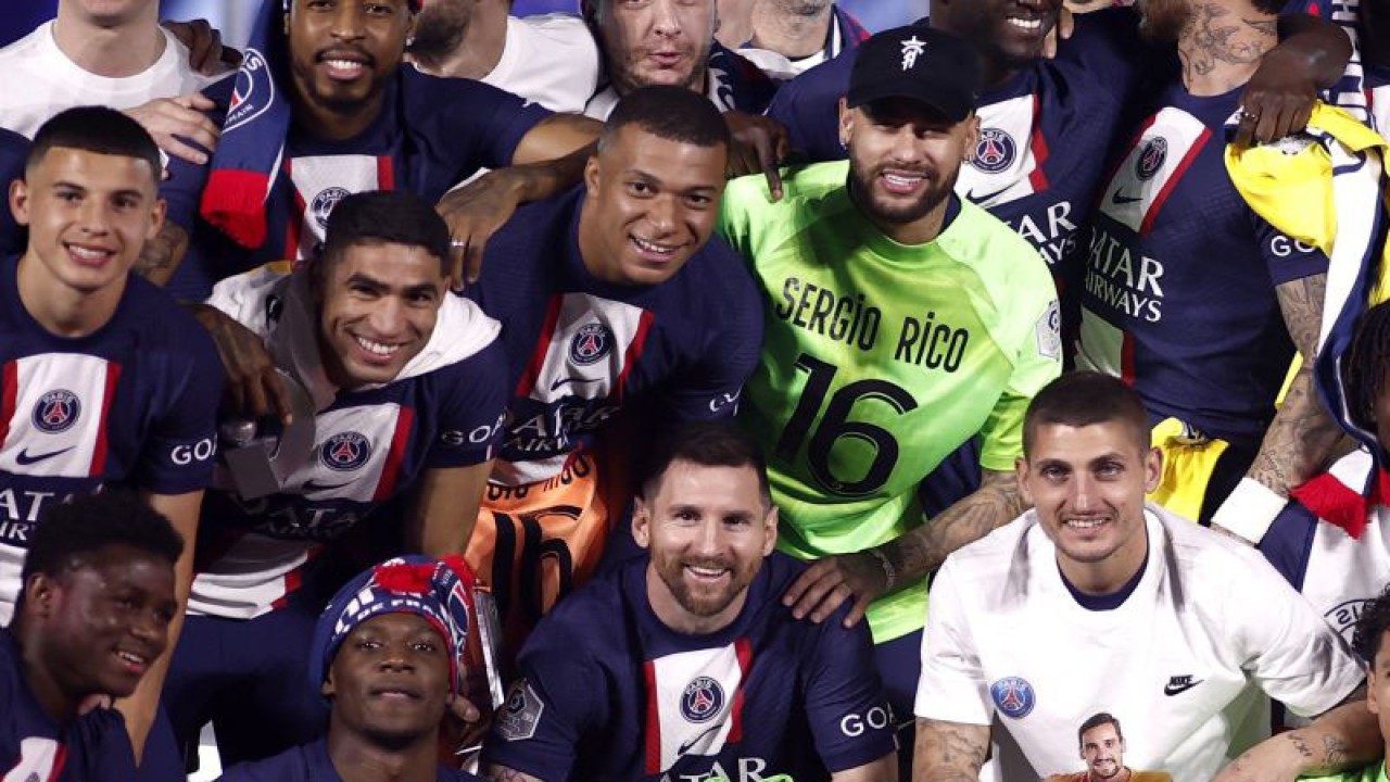 Pesepak bola Paris St Germain Lionel Messi, Neymar, Marco Verratti, Kylian Mbappe, Achraf Hakimi, dan rekan satu timnya berfoto bersama dengan trophy saat merayakan keberhasilan mereka menjuarai Ligue 1 2022/2023 usai bertanding melawan  Clermont  dalam laga terakhir Liga Prancis, di Stadion  Parc de Princes, Paris, Prancis, Sabtu (4/5/2023). PSG kalah 2-3 dari  Clermont  dan tetap keluar sebagai juraa  Ligue 1 Prancis 2022/2023. ANTARA FOTO/Reuters-Benoit Tessier/hp.