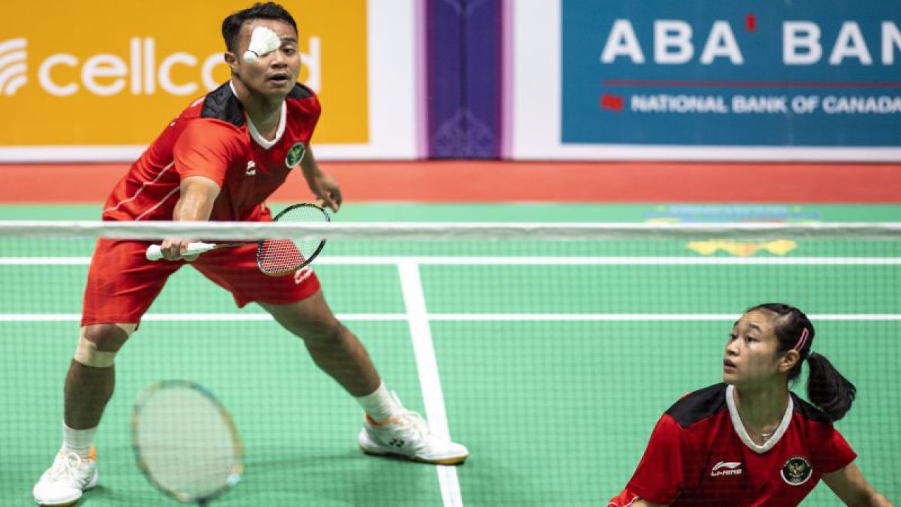 Pebulu tangkis ganda campuran Indonesia Lisa Ayu Kusumawati (kanan) dan Rehan Naufal Kusharjanto (kiri) mengembalikan kok ke arah pebulu tangkis Malaysia Roy King Yap dan Cheng Su Yin pada final bulu tangkis SEA Games 2023 di Badminton Hall, Morodoc Techo National Stadium, Phnom Penh, Kamboja, Selasa (16/5/2023). Lisa Ayu dan Rehan Naufal berhasil meraih medali emas seusai mengalahkan ganda campuran Malaysia dengan skor 20-22, 21-8 dan 21-16. ANTARA FOTO/M Agung Rajasa/hp.