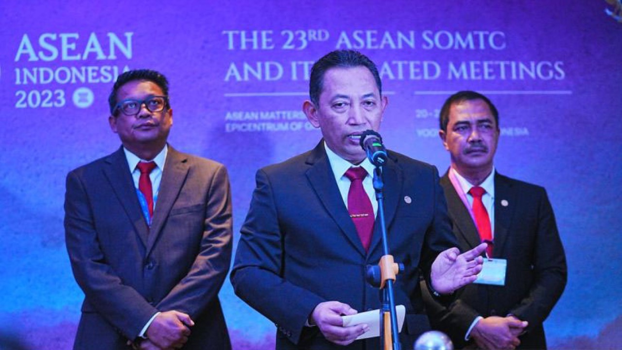 Kapolri Jenderal Pol. Listyo Sigit Prabowo didampingi Kabareskrim Komjen Pol. Agus Andrianto (kanan) dan Kadiv Hubinter Irjen Pol. Krishna Murti (kiri) menyampaikan sambutan dalam pembukaan acara ASEAN Senior Officials Meeting on Transnational Crime (SOMTC) Leaders yang berlangsung di Yogyakarta, Selasa (20/6/2023). (ANTARA/HO-Divisi Humas Polri)
