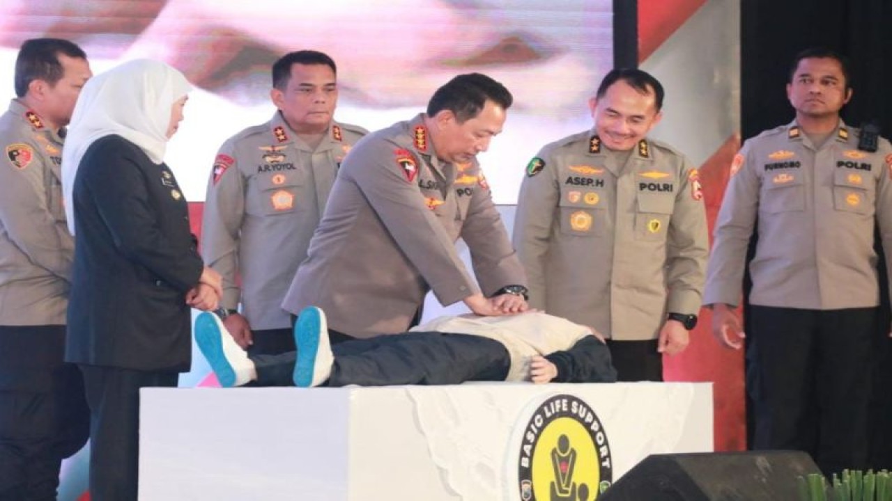 Kapolri Jenderal Polisi Listyo Sigit Prabowo saat mencontohkan latihan bantuan hidup dasar (BHD) di sela meninjau kegiatan bakti kesehatan di Mapolda Jatim, Surabaya, Kamis (22/6/2023). ANTARA/HO-Bidhumas Polda Jatim.
