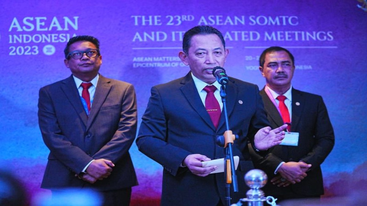 Kapolri Jenderal Pol. Listyo Sigit Prabowo didampingi Kabareskrim Komjen Pol. Agus Andrianto (kanan) dan Kadiv Hubinter Irjen Pol. Krishna Murti (kiri) menyampaikan sambutan dalam pembukaan acara ASEAN Senior Officials Meeting on Transnational Crime (SOMTC) Leaders yang berlangsung di Yogyakarta, Selasa (20/6/2023). ANTARA/HO-Divisi Humas Polri
