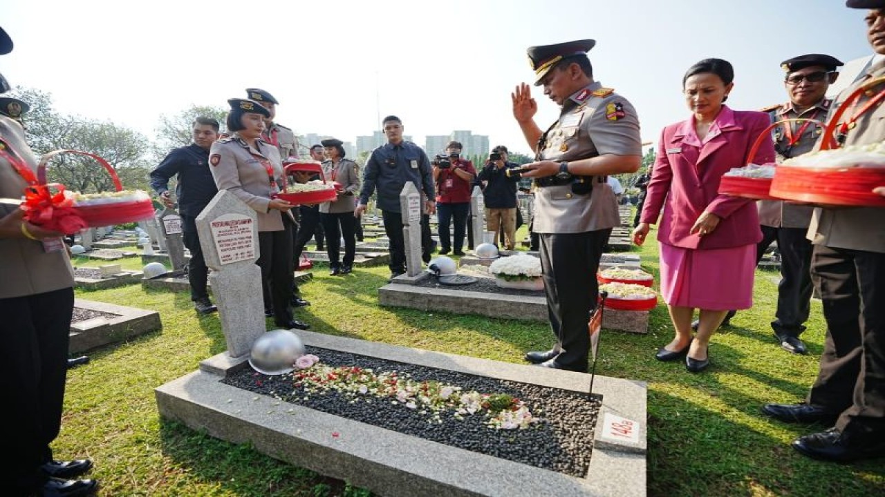 Kapolri Jenderal Pol. Listyo Sigit Prabowo memberikan penghormatan di makam salah satu Pahlawan dalam rangka ziarah dan tabur bunga di TMP Kalibata, Jakarta Selatan, Jumat (30/6/2023). (ANTARA/HO-Divisi Humas Polri)
