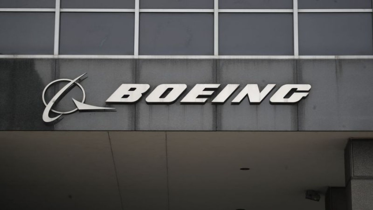 Logo Boeing tampak di kantor pusatnya di pusat kota Chicago, Amerika Serikat pada 13 Maret 2019. ANTARA/Xinhua/Joel Lerner