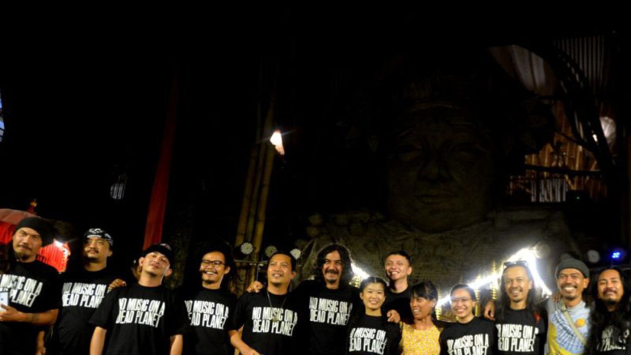 Sejumlah musisi yang mengikuti lokakarya tentang musik dan aktivisme yang membahas tentang isu perubahan iklim pada 12-15 Juni 2023 di Bali. FOTO ANTARA/Naufal Fikri Yusuf