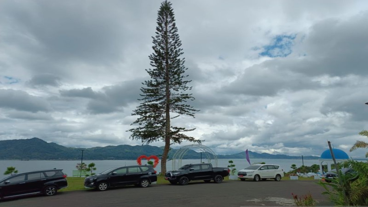 Danau Tondano yang akan menjadi tempat lomba 'Waterski dan Wakeboard' pada akhir November 2023. ANTARA/Karel A Polakitan.