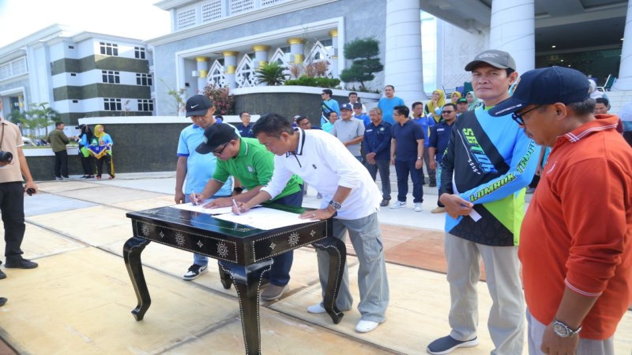 Suasana penandatanganan kerja sama di bidang pendidikan antara Pemerintah Kabupaten Lombok Tengah dan Universitas Islam Al Azhar Mataram pada Jumat (9/6/2023). (ANTARA/Humas Pemkab Lombok Tengah)