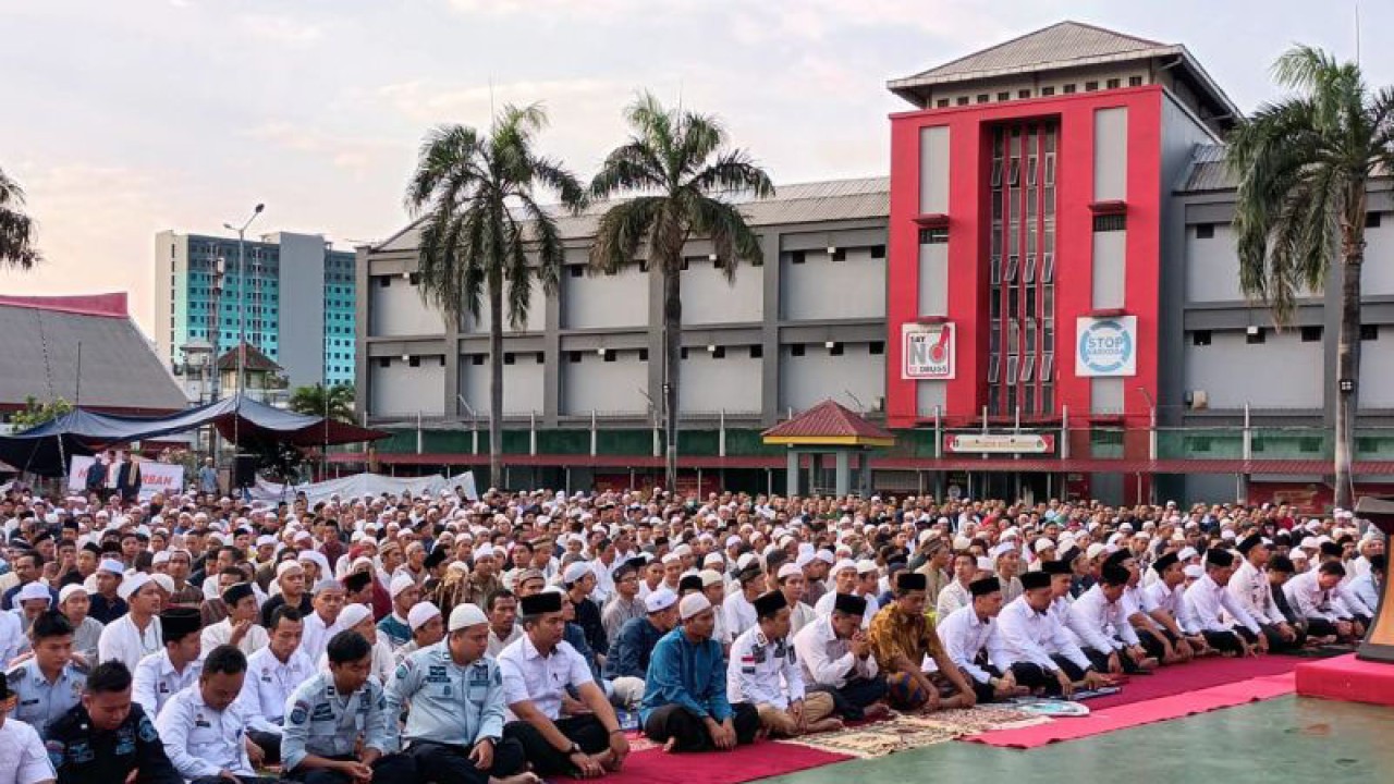 Lebih dari 2.000 narapidana memadati lapangan untuk mengikuti Shalat Idul Adha 1444 Hijriah di Lembaga Pemasyarakatan (Lapas) Narkotika Kelas IIA Jakarta, Cipinang, Kecamatan Jatinegara, Jakarta Timur, Kamis. ANTARA/Syaiful Hakim