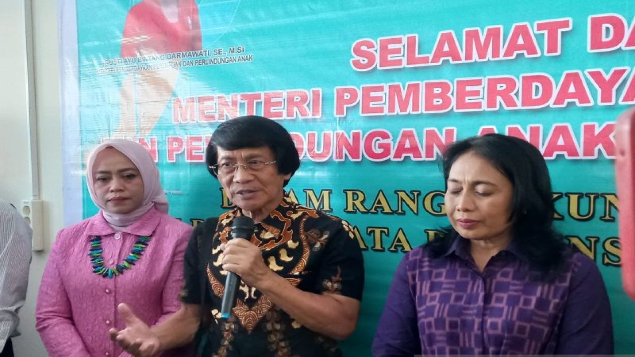 Ketua Umum Lembaga Perlindungan Anak Indonesia (LPAI) Seto Mulyadi bersama Menteri Pemberdayaan Perempuan dan Perlindungan Anak (PPPA) I Gusti Ayu Bintang Darmawan (kanan) memberikan keterangan usai mengunjungi korban asusila yang sedang dirawat di RS Undata Palu, Jumat (9/6/2023). ANTARA/Kristina Natalia