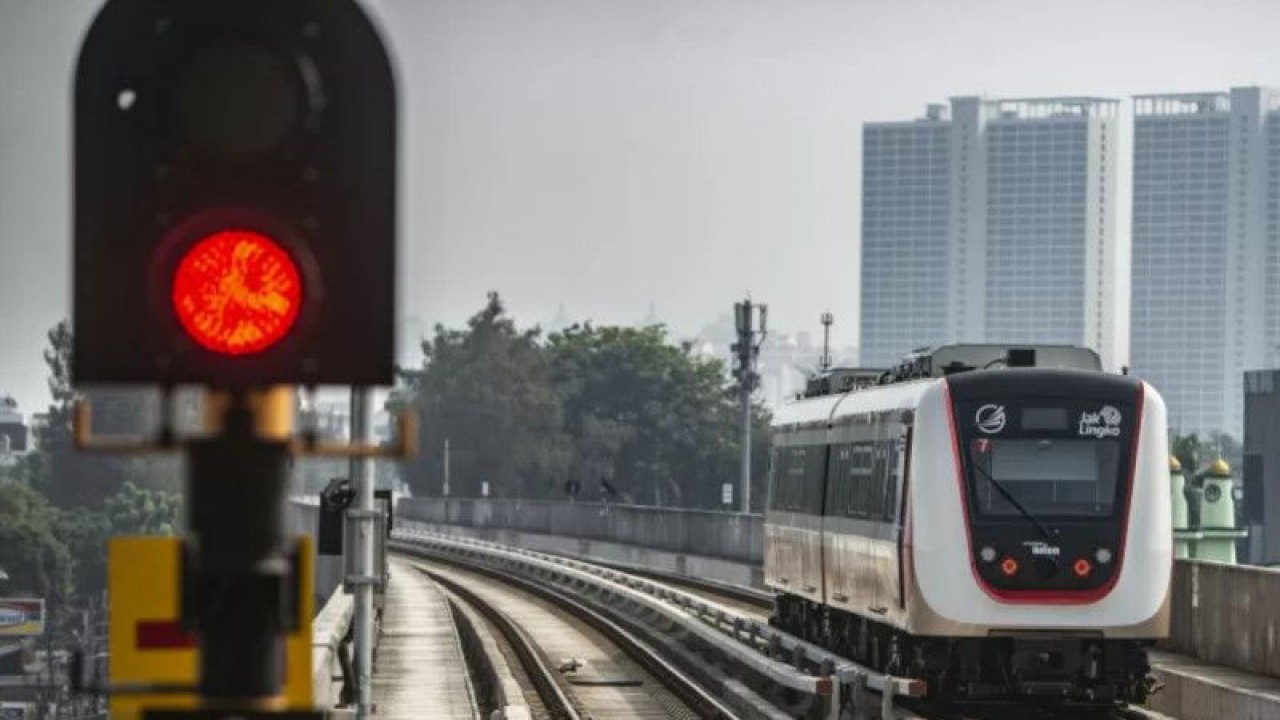 Arsip Foto - Kereta LRT rute Velodrome-Pegangsaan Dua melintas di Stasiun LRT Velodrome, Jakarta, Sabtu (28/8/2021). ANTARA FOTO/Aprillio Akbar/wsj.