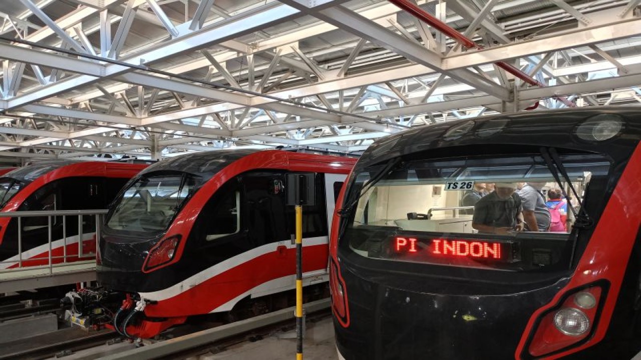 Penjabat (Pj) Gubernur DKI Jakarta Heru Budi Hartono bersama Menteri Perhubungan Budi Karya Sumadi di Stasiun LRT Halim, Jakarta Timur, Rabu (28/6/2023). ANTARA/Siti Nurhaliza