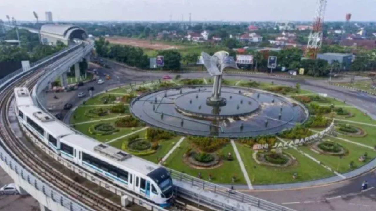Rangkaian Light Rail Transit (LRT) melintas di kawasan Jakabaring, Palembang, Sumatera Selatan, Selasa (30/3/2021). (ANTARA FOTO/ Nova Wahyudi)