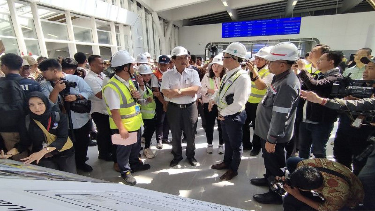 Menteri Koordinator Bidang Maritim dan Investasi Luhut Binsar Panjaitan meninjau Stasiun Kereta Cepat Tegalluar, Kabupaten Bandung, Jawa Barat, Kamis (22/6/2023). (ANTARA/Bagus Ahmad Rizaldi)