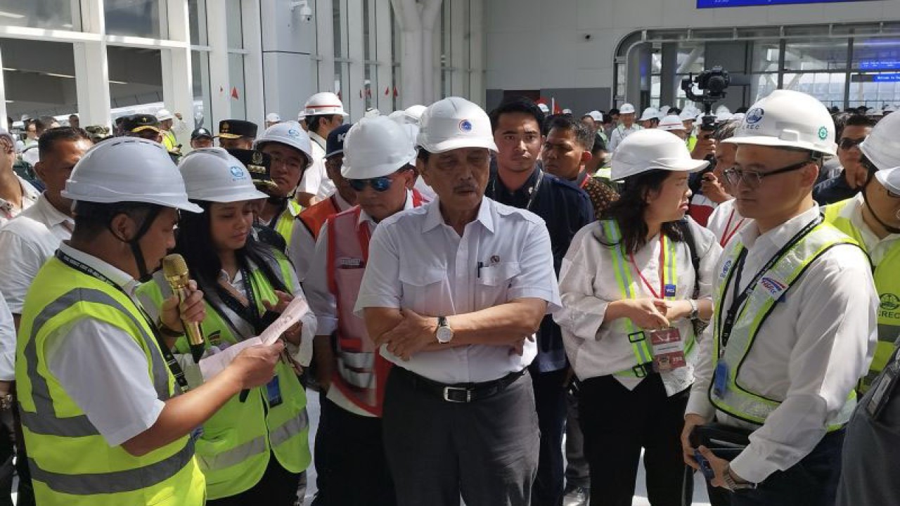 Menteri Koordinator Bidang Maritim dan Investasi Luhut Binsar Panjaitan mengunjungi Stasiun Tegalluar, Kabupaten Bandung, Jawa Barat, Kamis (22/6/2023). (ANTARA/Bagus Ahmad Rizaldi)