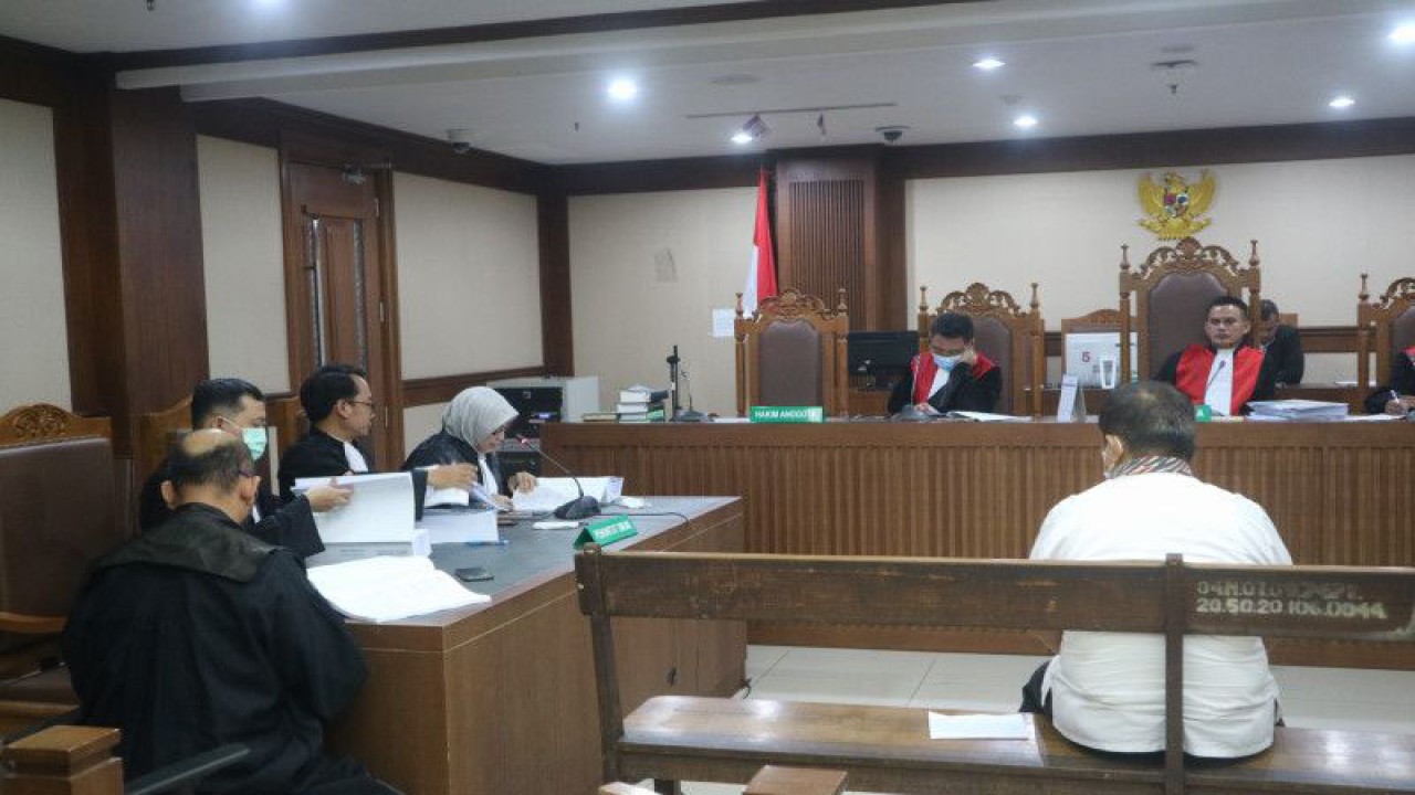 Direktur PT Tabi Bangun Papua yang juga merupakan terdakwa penyuap Gubernur Papua nonaktif Lukas Enembe, Rijatono Lakka dalam persidangan di Pengadilan Tindak Pidana Korupsi (Tipikor) Jakarta, Selasa (6/6/2023). (ANTARA/Fath Putra Mulya)
