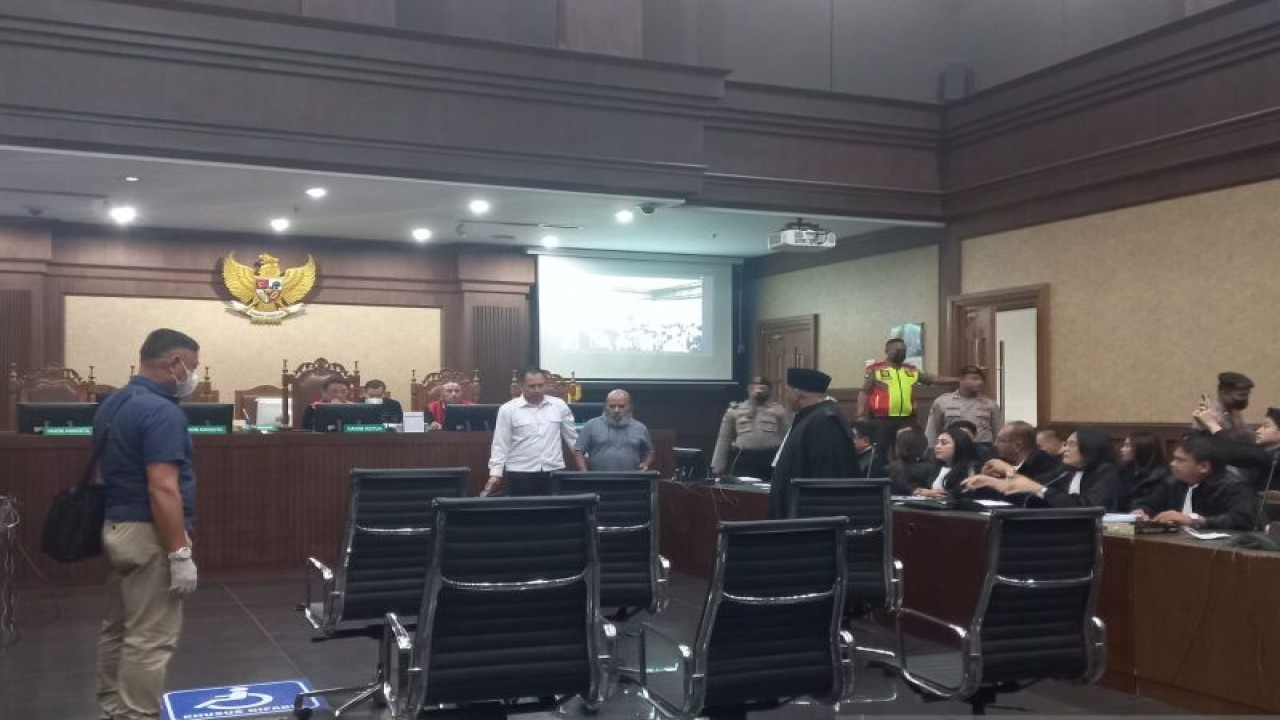 Gubernur Papua non-aktif Lukas Enembe menjalani sidang pembacaan dakwaan di Pengadilan Tindak Pidana Korupsi (Tipikor) Jakarta pada Senin (19/6/2023). (ANTARA/Desca Lidya Natalia)