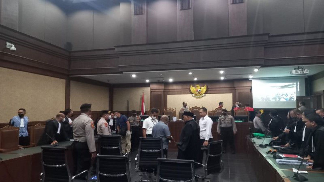 Gubernur Papua non-aktif Lukas Enembe menjalani sidang pembacaan dakwaan di pengadilan Tindak Pidana Korupsi (Tipikor) Jakarta pada Senin (19/6/2023). (ANTARA/Desca Lidya Natalia)