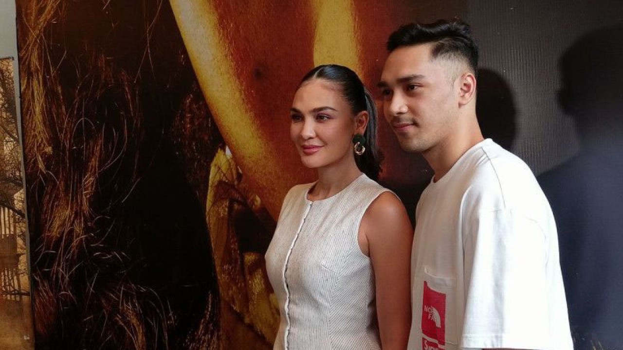 Aktris Luna Maya berpose bersama Achmad Megantara, lawan mainnya di film "Suzzanna: Malam Jumat Kliwon" usai konferensi pers di Kantor Soraya Intercine Films di Jakarta, Kamis (22/6/2023). (ANTARA/Suci Nurhaliza)