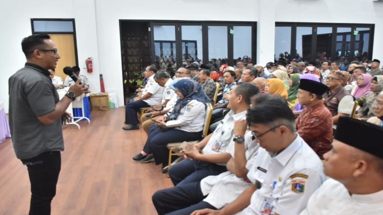 Wali Kota Administrasi Jakarta Timur Muhammad Anwar saat menghadiri Sosialisasi Manfaat dan Program BPJS Ketenagakerjaan di Kantor Kelurahan Kramat Jati, Kecamatan Kramat Jati, Jakarta Timur, Rabu malam (14/6/2023). ANTARA/HO-Kominfotik Jakarta Timur