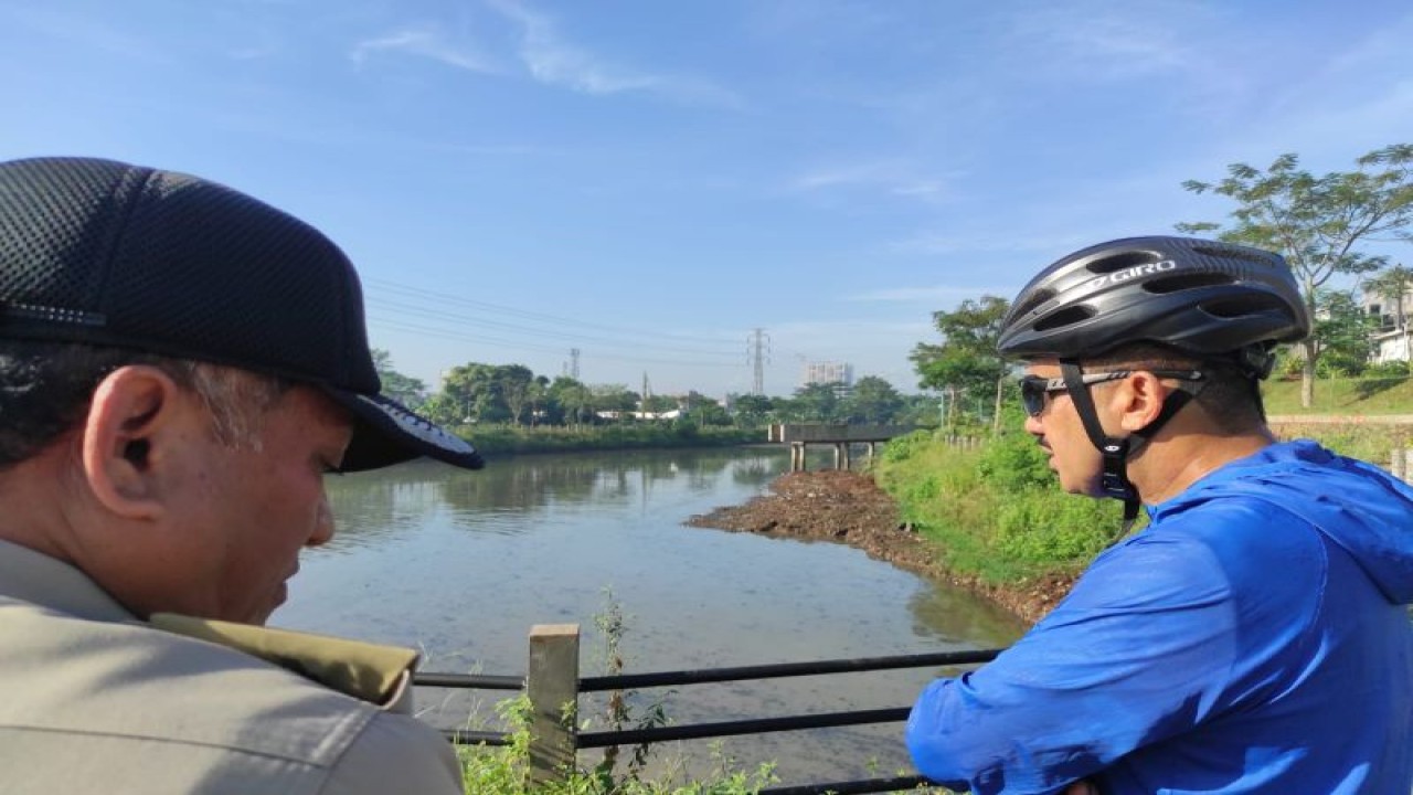 Wali Kota Administrasi Jakarta Timur Muhammad Anwar saat meninjau pengerukan Waduk Kampung Rambutan Utara, Kelurahan Kampung Rambutan, Kecamatan Ciracas, Jakarta Timur, Selasa (20/6/2023). ANTARA/HO-Kominfotik Jakarta Timur