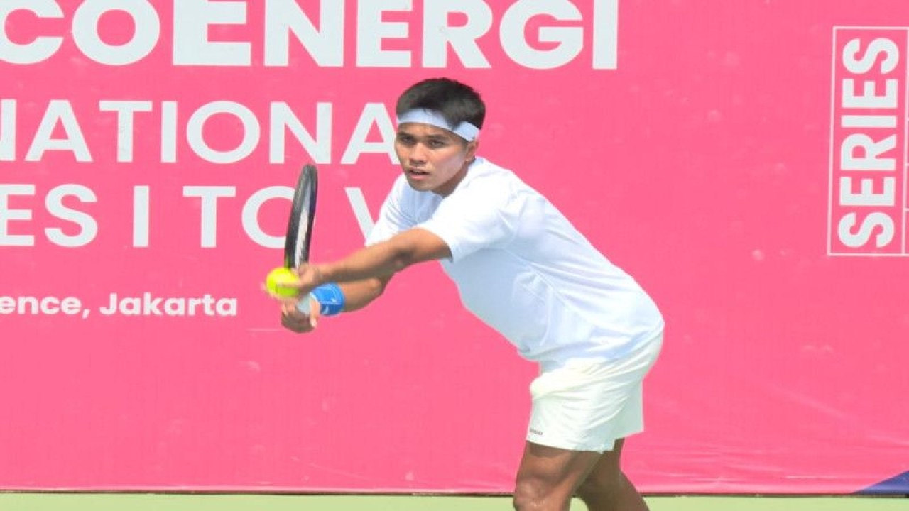 Petenis putra Indonesia Muhammad Rifqi Fitriadi beraksi dalam babak pertama MedcoEnergi M25K seri IV di lapangan Hotel Sultan, Jakarta, Rabu (31/5/2023). (ANTARA/HO)