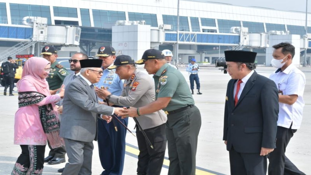 Wakil Presiden Ma'ruf Amin saat akan bertolak ke Uzbekistan dari Bandara Internasional Soekarno Hatta, Tangerang, Banten, Senin (12/6/2023). ANTARA/HO-BPMI Setwapres