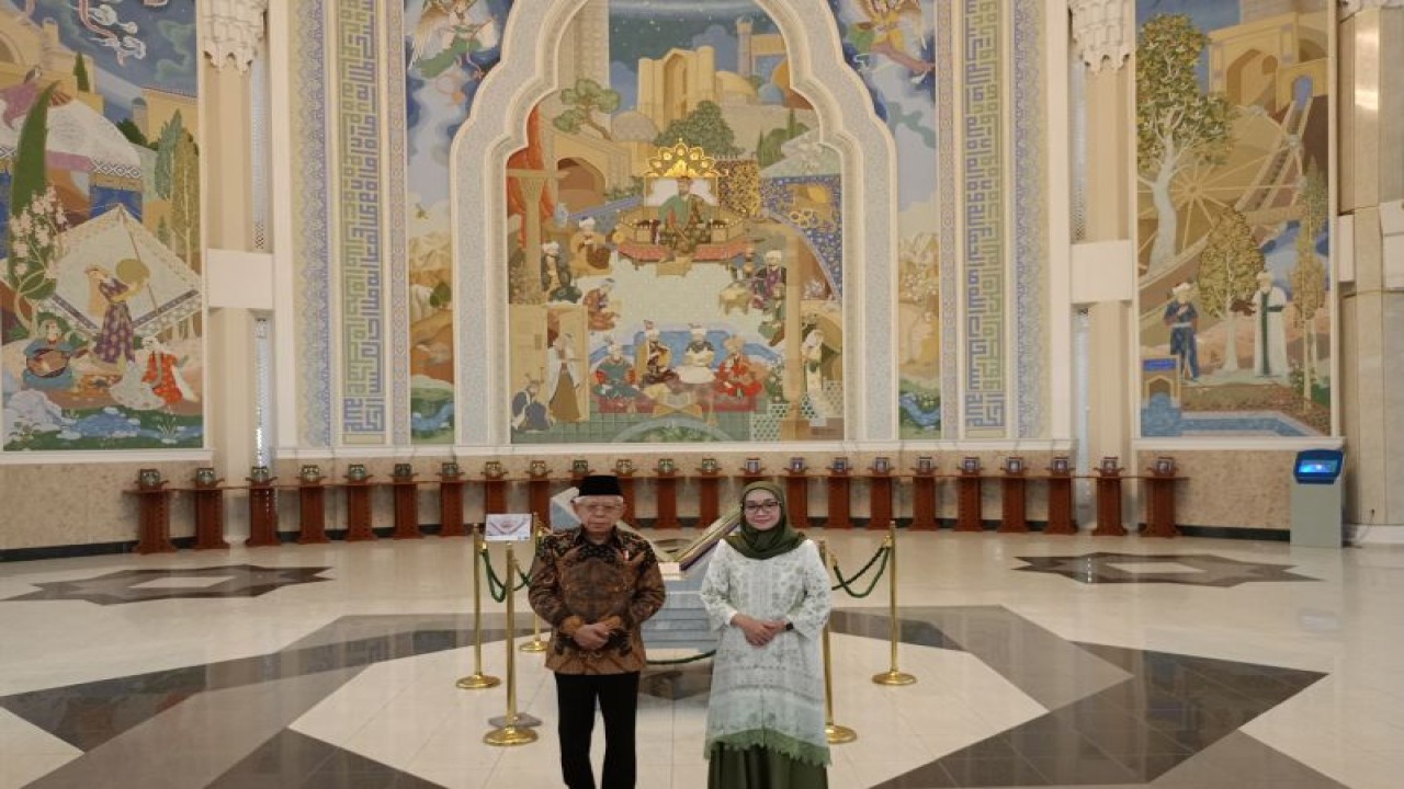 Wakil Presiden Ma'ruf Amin dan istri Wury Ma'ruf Amin saat mengunjungi Museum Amir Timur di Tashkent, Uzbekistan, Rabu (14/6/2023). ANTARA/Rangga Pandu Asmara Jingga