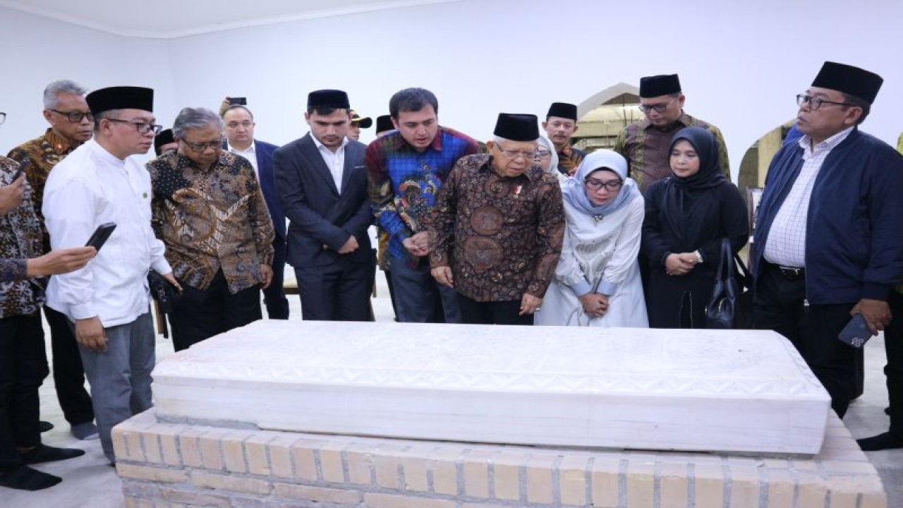 Wakil Presiden Ma'ruf Amin saat berziarah ke makam Imam Bukhari, di Samarkand, Uzbekistan, Kamis (14/6/2023). ANTARA/Rangga Pandu Asmara Jingga