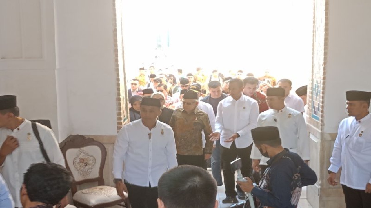 Wakil Presiden Ma'ruf Amin saat berziarah ke makam sepupu Nabi Muhammad SAW Qusam Ibn Abbas di Samarkand, Uzbekistan, Jumat (16/6/2023). ANTARA/Rangga Pandu Asmara Jingga