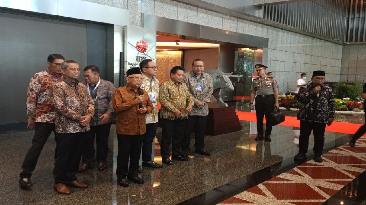 Wakil Presiden Ma'ruf Amin memberikan keterangan pers kepada wartawan di Jakarta, Senin (19/6/2023). ANTARA/Rangga Pandu Asmara Jingga