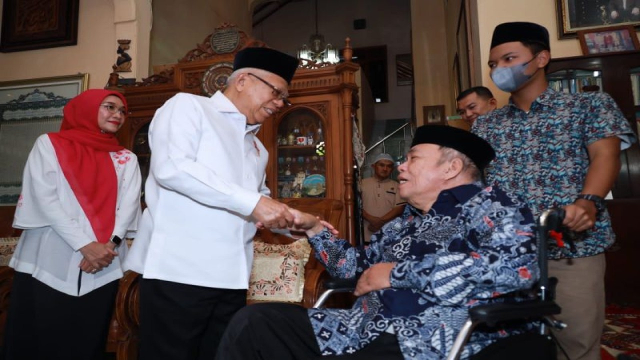Wakil Presiden Ma'ruf Amin menjenguk tokoh senior Nahdlatul Ulama KH Malik Madani di Sleman, Daerah Istimewa Yogyakarta, Selasa (27/6/2023). ANTARA/HO-BPMI Setwapres