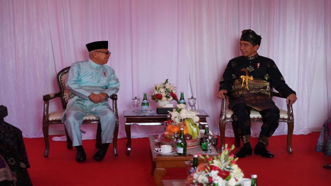 Wakil Presiden Ma'ruf Amin bersama Presiden Joko Widodo mengenakan pakaian adat, saat akan mengikuti upacara Peringatan Hari Lahir Pancasila di Lapangan Monas, Jakarta, Kamis (1/6/2023). ANTARA/HO-BPMI Setwapres