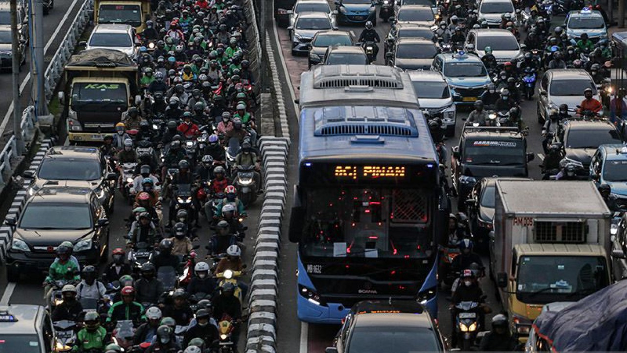 Arsip Foto - Sejumlah kendaraan terjebak kemacetan pada jam pulang kerja di Jalan Gatot Subroto, Jakarta, Selasa (9/5/2023). ANTARA FOTO/Fauzan/YU/aa.