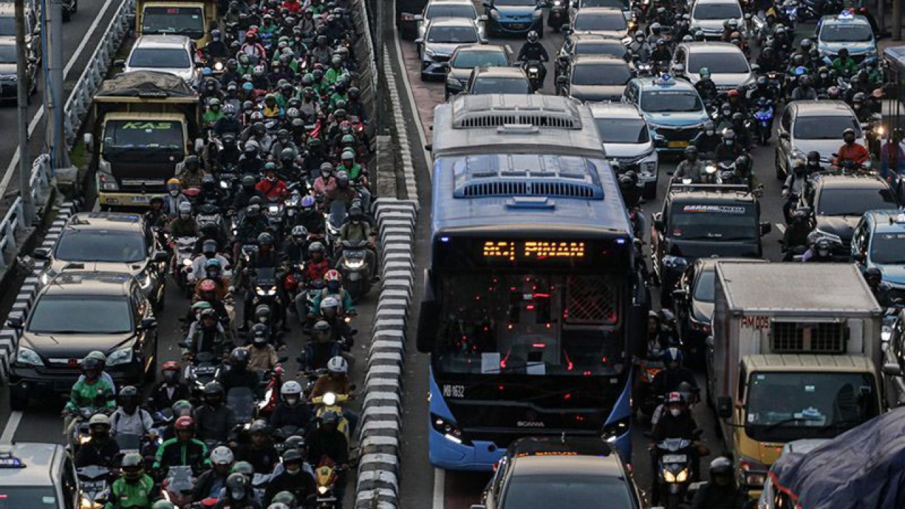 Arsip Foto - Sejumlah kendaraan terjebak kemacetan pada jam pulang kerja di Jalan Gatot Subroto, Jakarta, Selasa (9/5/2023). ANTARA FOTO/Fauzan/YU/aa.