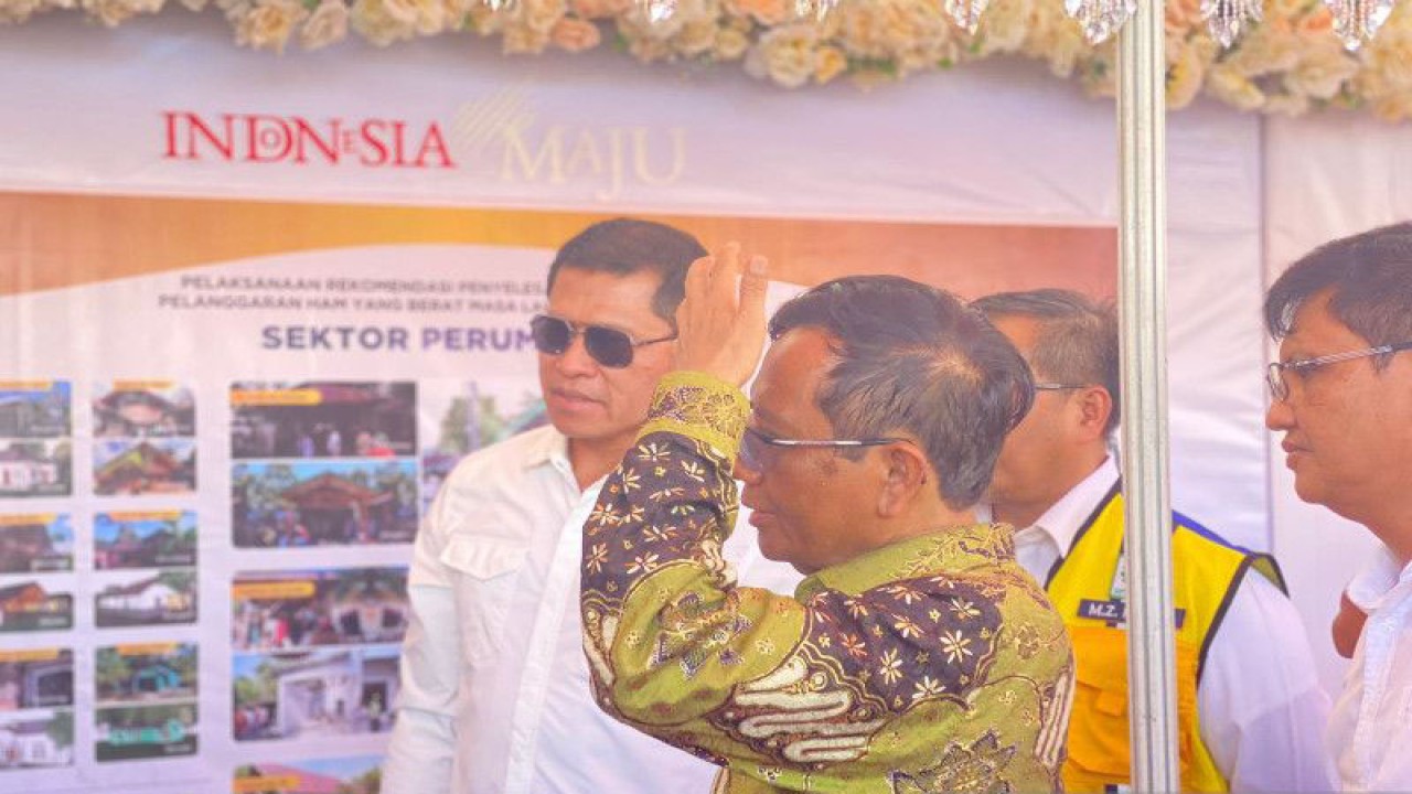 Menkopolhukam Mahfud MD saat mengunjungi lokasi Rumoh Geudong di Gampong Bili, Glumpang Tiga, Kabupaten Pidie, Aceh, Senin (26/6/2023) (ANTARA/Mira Ulfa)