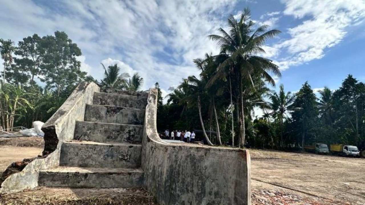 Tangga dari sisa bangunan Rumoh Geudong yang menjadi tempat pelanggaran HAM berat masa konflik Aceh lalu, di Pidie, Jumat (23/6/2023) (ANTARA/Mira Ulfa)