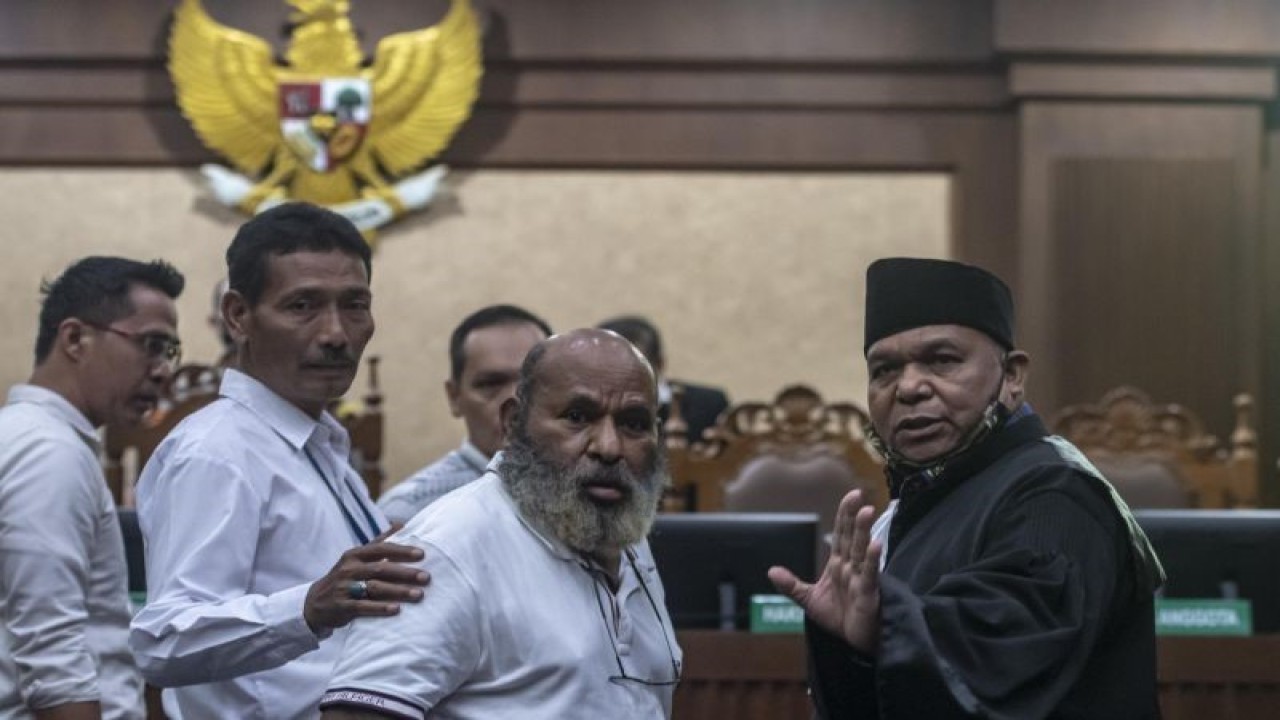 Terdakwa kasus dugaan suap dan gratifikasi terkait proyek infrastruktur Papua Lukas Enembe (kedua kanan) berjalan usai menjalani sidang dengan agenda pembacaan putusan sela oleh Majelis Hakim di Pengadilan Tipikor, Jakarta, Senin (26/6/2023). Majelis Hakim menolak eksepsi atau nota keberatan atas dakwaan perkara dugaan suap dan gratifikasi yang menjerat Gubernur nonaktif Papua Lukas Enembe. ANTARA FOTO/Muhammad Adimaja/tom.
