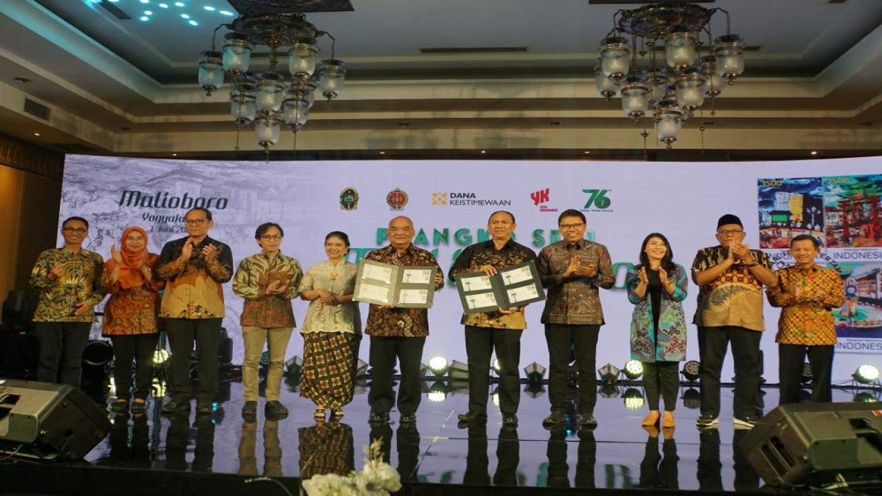 Penjabat (Pj) Wali Kota Yogyakarta, Singgih Raharjo, melakukan peluncuran prangko seri Malioboro di Hotel Phoenix, Rabu (7/6/2023) malam. (Istimewa/jogjakota.go.id)