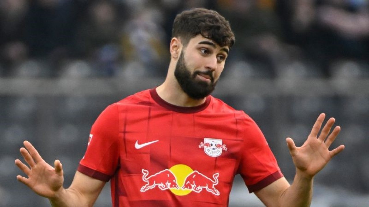 Bek RB Leipzig Josko Gvardiol saat bermain dalam pertandingan Liga Jerman melawan Hertha Berlin, Jerman pada 8 April 2023. ANTARA/AFP/TOBIAS SCHWARZ