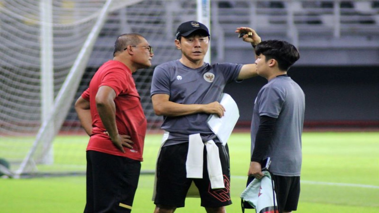 Manajer Timnas Indonesia Sumardji (kiri) berdiskusi dengan Shin Tae-yong (tengah) usai memimpin pemusatan latihan di Stadion Gelora Bung Tomo (GBT) Surabaya, Sabtu (10/6/2023) malam. (ANTARA/Naufal Ammar Imaduddin)