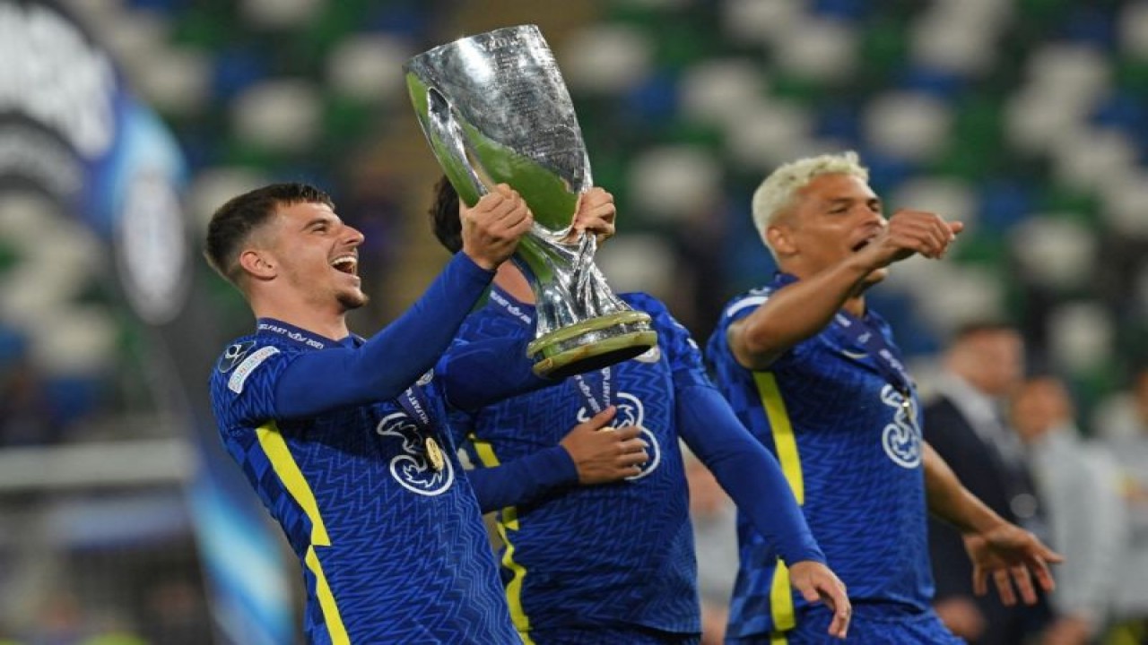 Foto arsip - Pemain Chelsea Mason Mount memegang trofi setelah timnya memenangi laga Piala Super UEFA melawan Villareal di Belfast 11 Agustus 2021.(Antara/AFP/PAUL ELLIS)