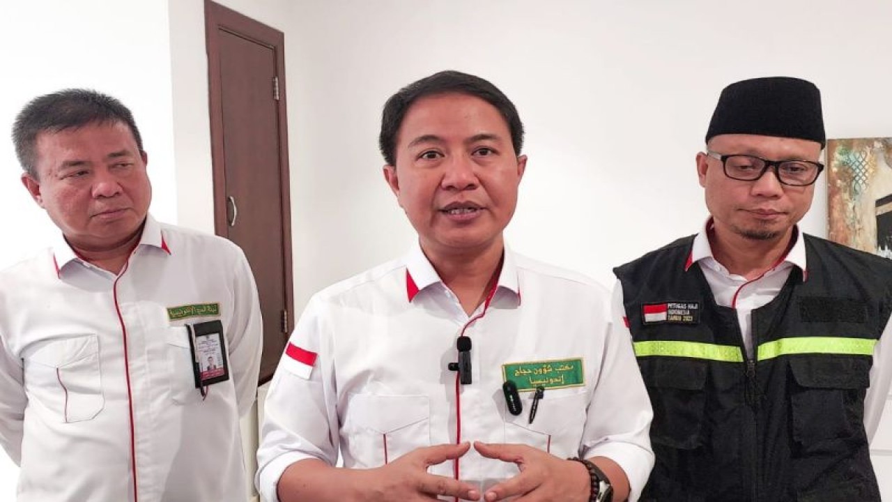 Dirjen Penyelenggaraan Haji dan Umrah Hilman Latief bersama tim memastikan konsumsi jamaah haji Indonesia selama fase puncak haji di Arafah – Muzdalifah – Mina (Armuzna), di Kantor Masyariq, Mekkah, Senin (19/6). ANTARA/HO-MCH 2023.