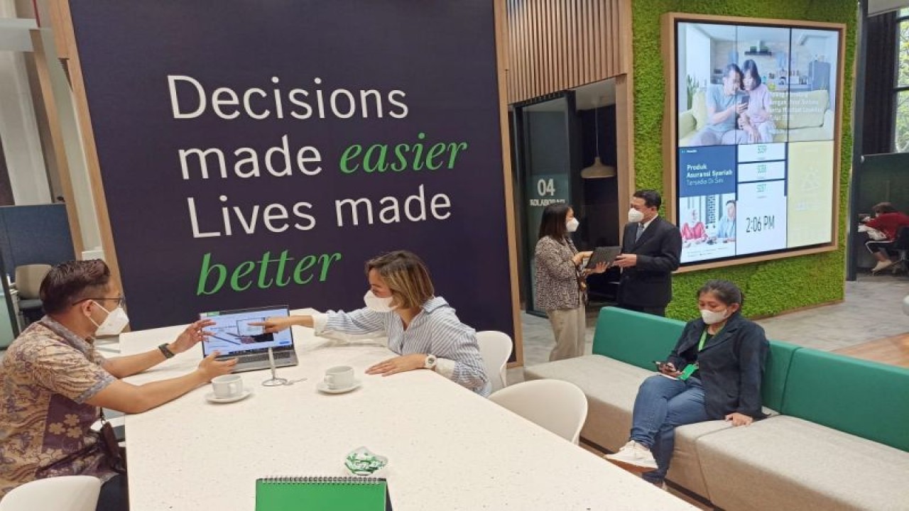 Nasabah mendapat layanan dari Customer Service di Kantor Pusat Manulife, di Jalan Sudirman, Jakarta Pusat, Jumat (26/5/2023). ANTARA/HO-Manulife Indonesia