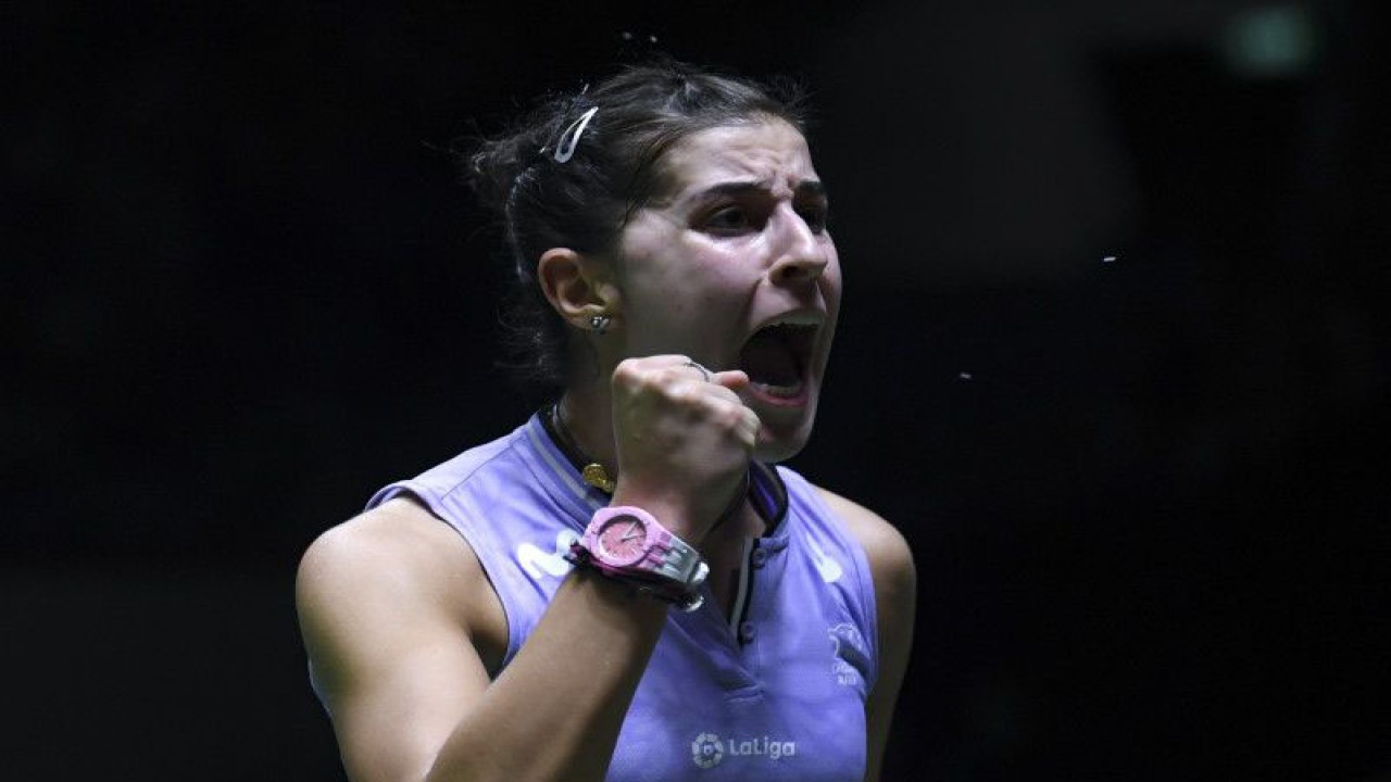 Pebulu tangkis tunggal putri Spanyol Carolina Marin berteriak setelah meraih angka atas lawannya pebulu tangkis tunggal putri Singapura Yeo Jia Min dalam babak 16 besar turnamen Indonesia Open 2023 di Istora Senayan, Jakarta, Kamis (15/6/2023). ANTARA FOTO/M Risyal Hidayat/nym