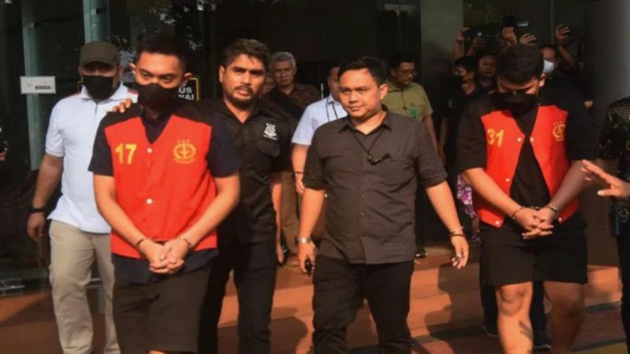 Tersangka kasus penganiayaan terhadap David Ozora, Mario Dandy Satriyo (kedua kiri) dan Shane Lukas (kanan) berjalan menuju mobil tahanan saat pelimpahan tahap II tersangka dan barang bukti di Kejaksaan Negeri Jakarta Selatan, Jumat (26/5/2023). Ditreskrimum Polda Metro Jaya melimpahkan kedua tersangka Mario Dandy Satriyo dan Shane Lukas berikut barang bukti ke Kejaksaan Negeri Jakarta Selatan dan selanjutnya ditahan di Rutan Kelas I Cipinang. ANTARA FOTO/Indrianto Eko Suwarso/tom.