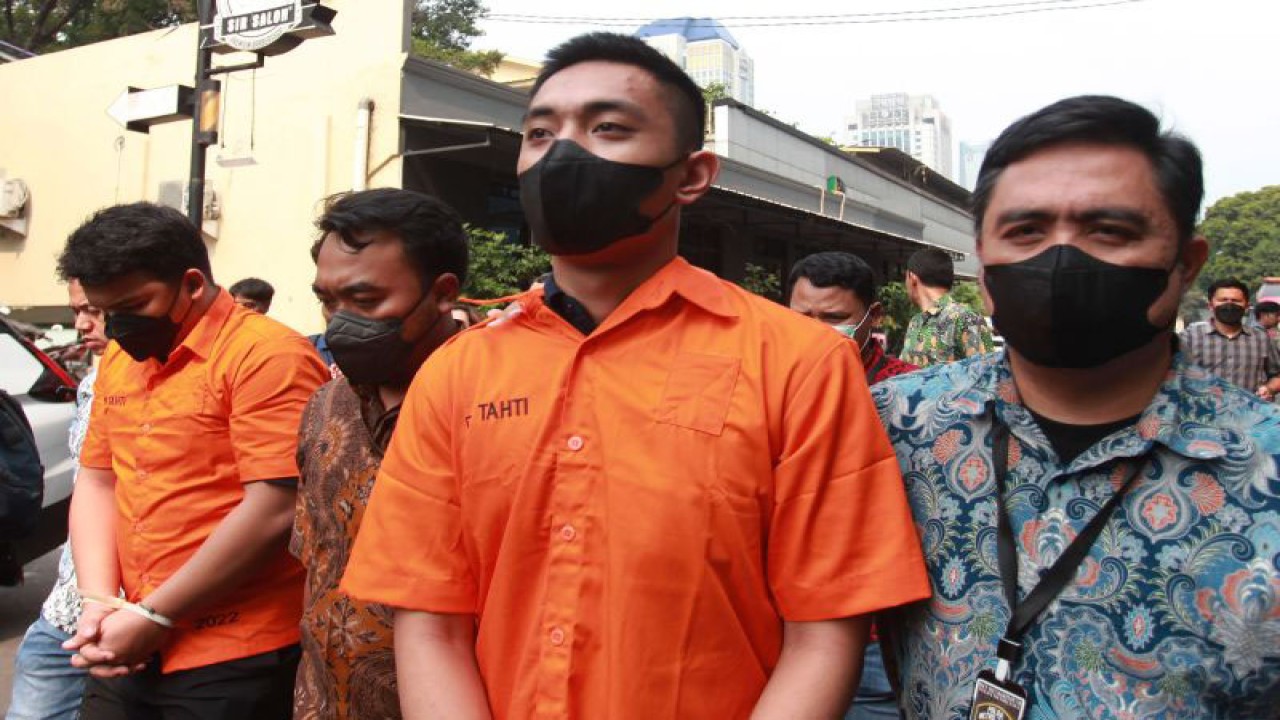 Tersangka kasus penganiayaan terhadap David Ozora, Mario Dandy (kedua kanan) dan Shane Lukas (kiri), berjalan untuk menjalani pemeriksaan kesehatan di Biddokkes Polda Metro Jaya, Jakarta, Jumat (26/5/2023). Menurut Kabid Dokkes Polda Metro Jaya Kombes Pol Hery Wijatmoko hasil pemeriksaan kesehatan Mario Dandy dan Shane Lukas dalam keadaan sehat dan tidak ada hal yang menjadi halangan untuk pelaksanaan tahap selanjutnya. ANTARA FOTO/Reno Esnir/tom. (ANTARA FOTO/RENO ESNIR)
