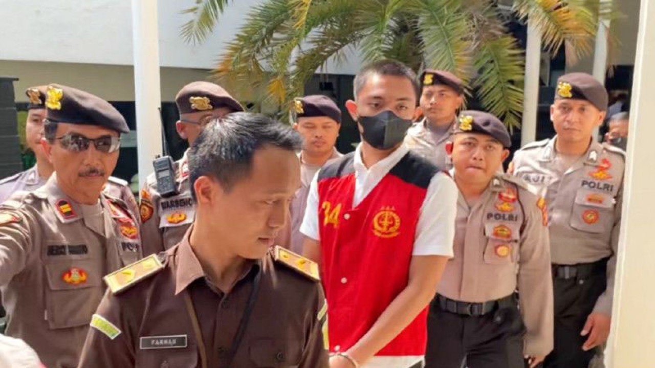 Tersangka Mario Dandy Satriyo (20) memasuki ruang sidang Pengadilan Negeri Jakarta Selatan, Jakarta, Selasa (6/6/2023). ANTARA/Luthfia Miranda Putri