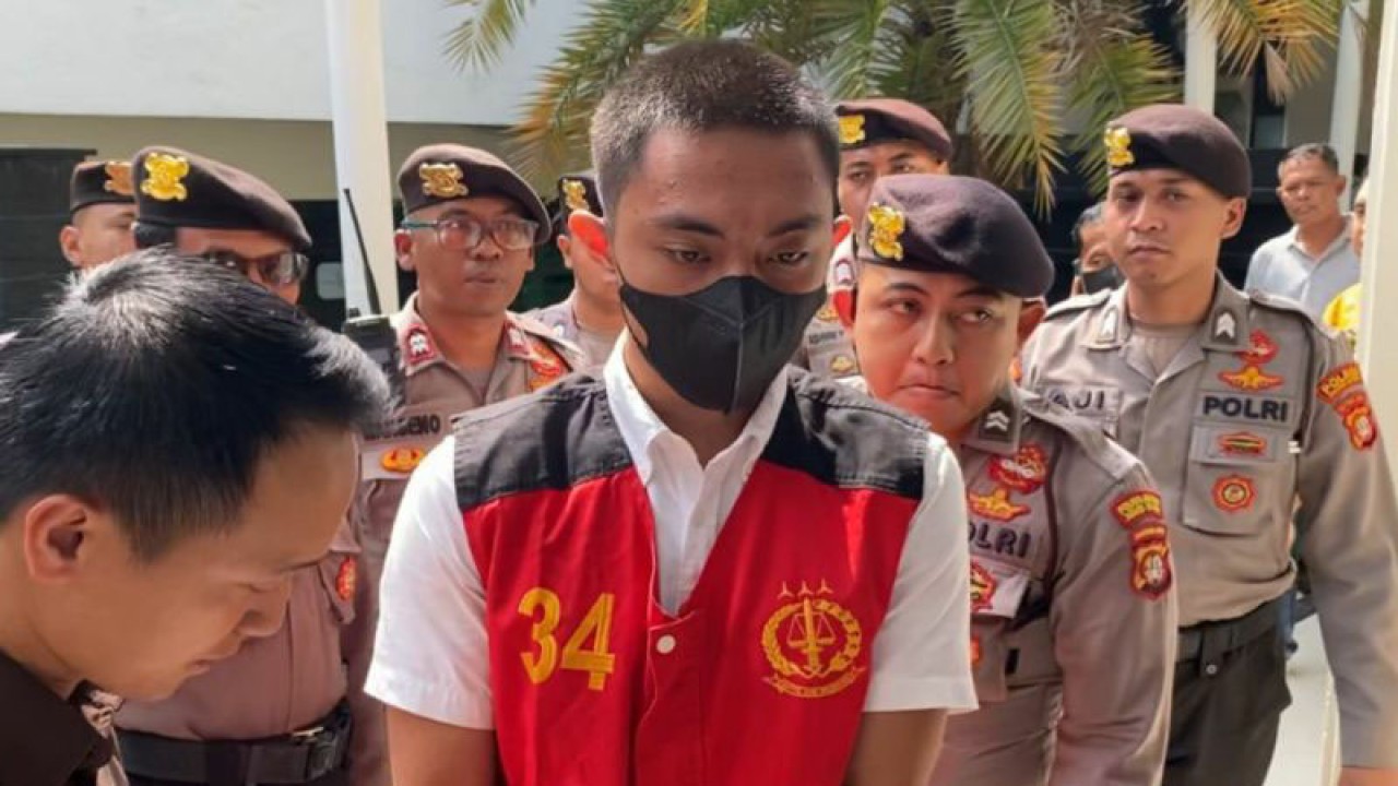 Tersangka Mario Dandy Satriyo (20) memasuki ruang sidang Pengadilan Negeri Jakarta Selatan, Jakarta, Selasa (6/6/2023). ANTARA/Luthfia Miranda Putri.