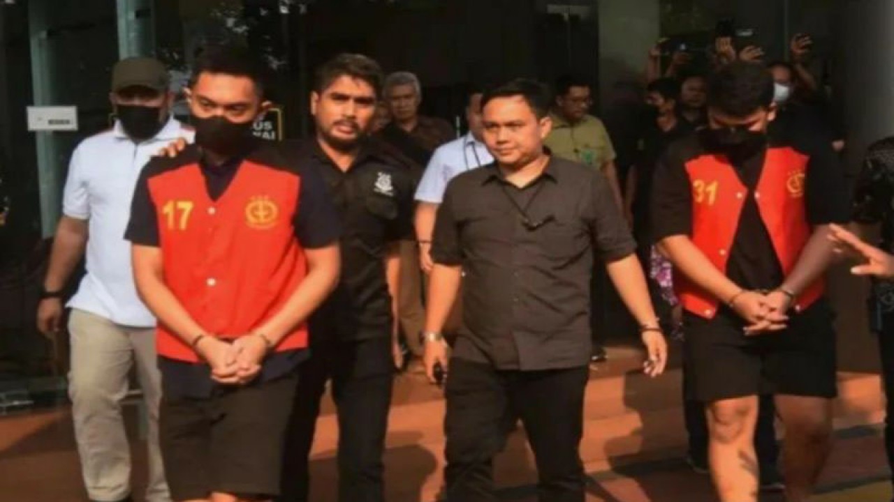 Tersangka kasus penganiayaan terhadap David Ozora, Mario Dandy Satriyo (kedua kiri) dan Shane Lukas (kanan) berjalan menuju mobil tahanan saat pelimpahan tahap II tersangka dan barang bukti di Kejaksaan Negeri Jakarta Selatan, Jumat (26/5/2023). ANTARA FOTO/Indrianto Eko Suwarso/tom.