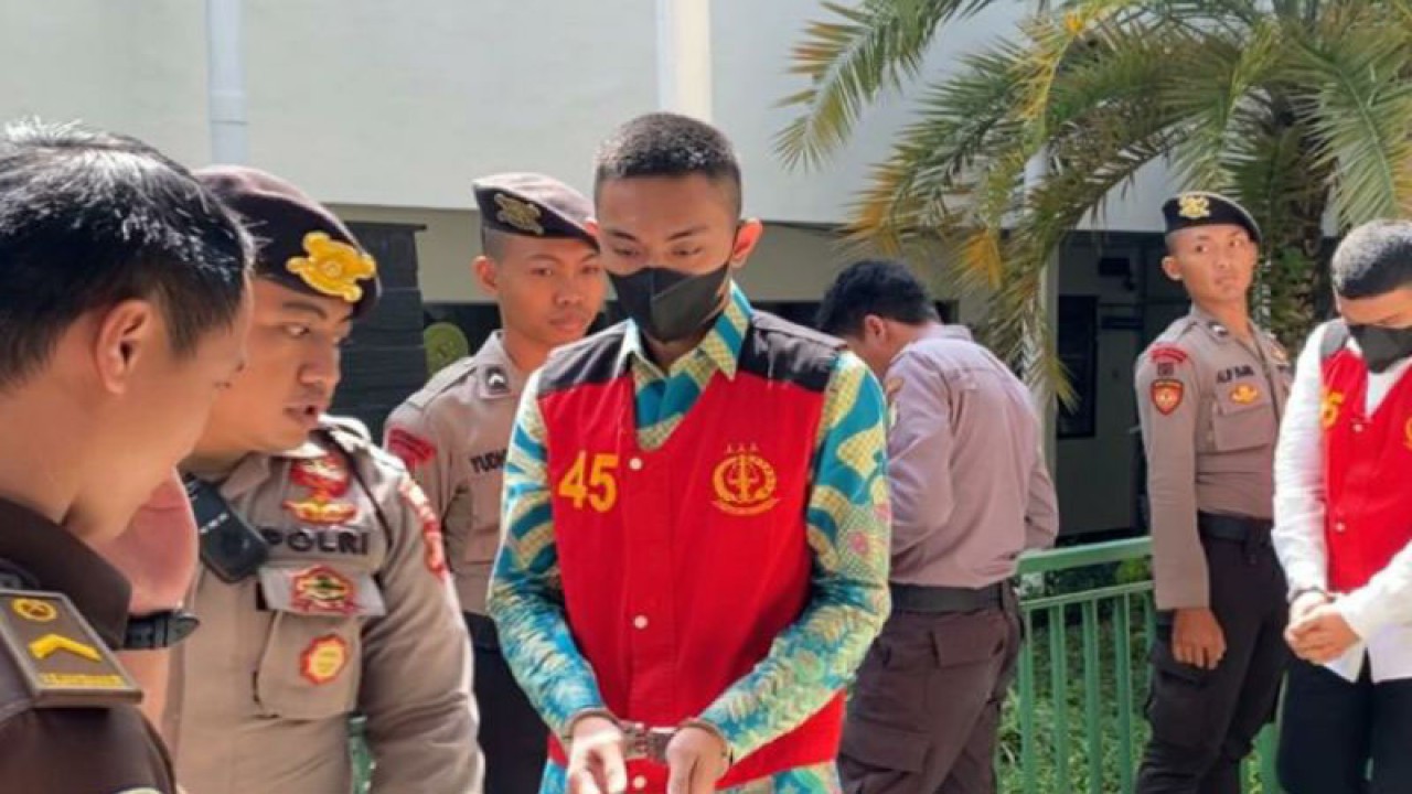 Terdakwa Mario Dandy Satriyo (20) menjalani proses persidangan pemeriksaan saksi atas kasus penganiayaan di Pengadilan Negeri Jakarta Selatan, Jakarta, Kamis (15/6/2023). ANTARA/Luthfia Miranda Putri
