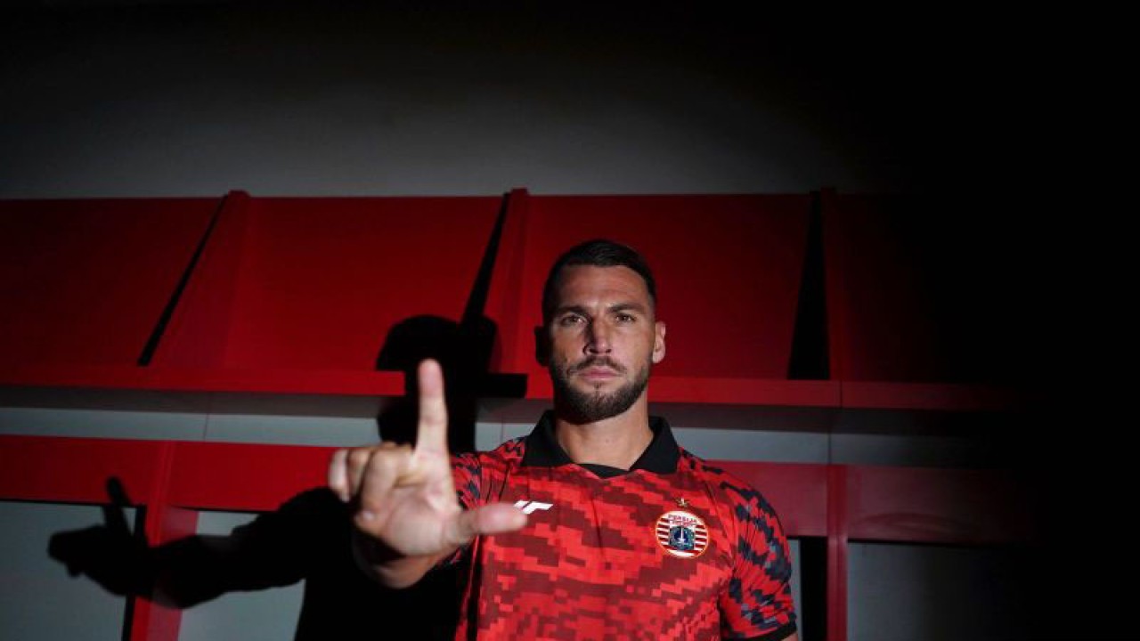 Penyerang Persija Jakarta Marko Simic saat diperkenalkan sebagai penandatanganan pemain baru, Selasa (20/6/2023). (HO)